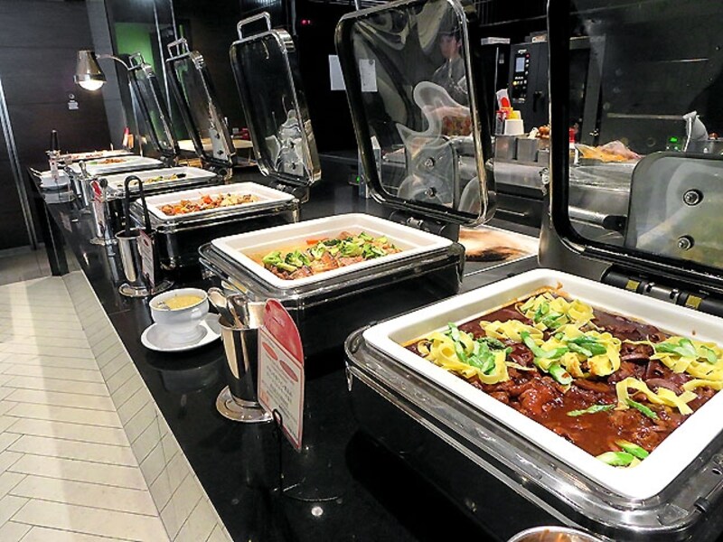 シェフズ ライブ キッチン 料理のブッフェ台