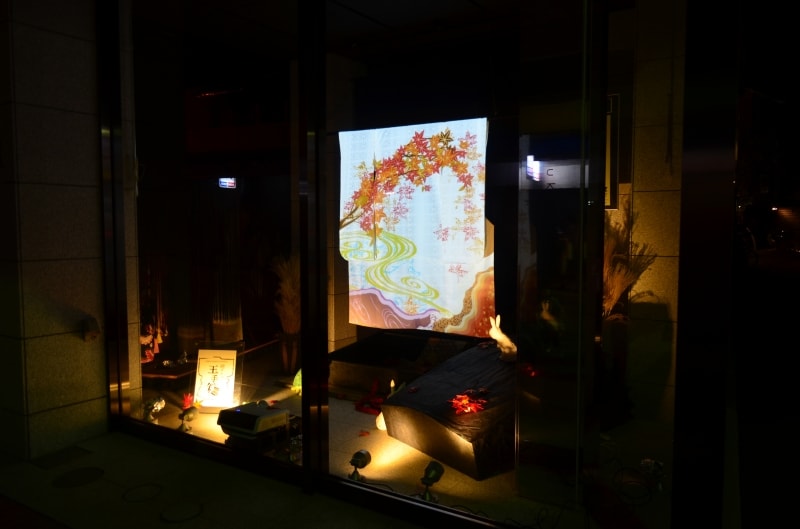 呉服店のショ－ウィンドウを飾る作品