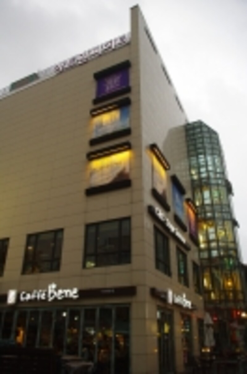 13年にソウル・アートワンシアターで上演された『女神様が見ている』(C) Marino Matsushima