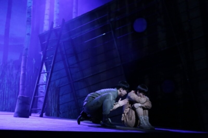 『女神様が見ている』来日公演より (C) アミューズ2014