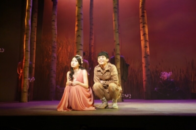 『女神様が見ている』来日公演より (C) アミューズ2014