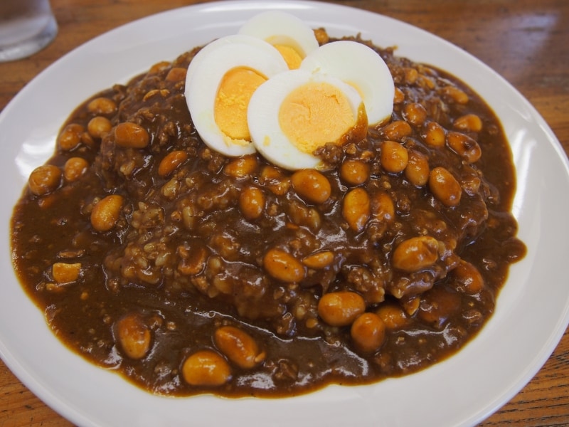 大豆と挽肉のカレーはなかなか美味。ご飯は普通でもけっこう多い