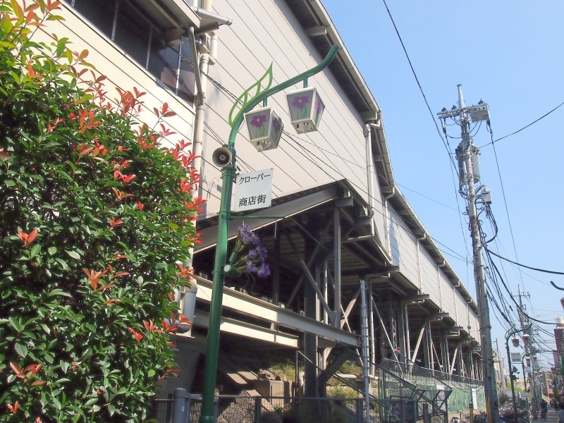 画像ではわかりづらいが街路灯に生花が飾られている。
