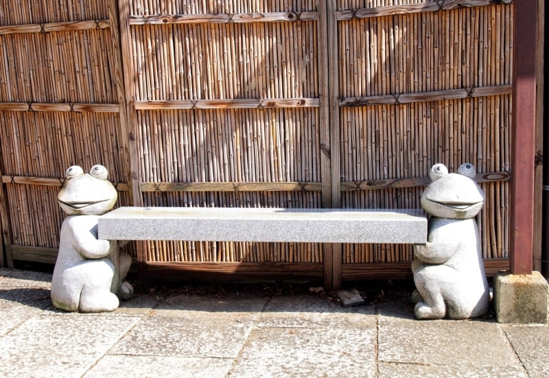 カエルが支えている