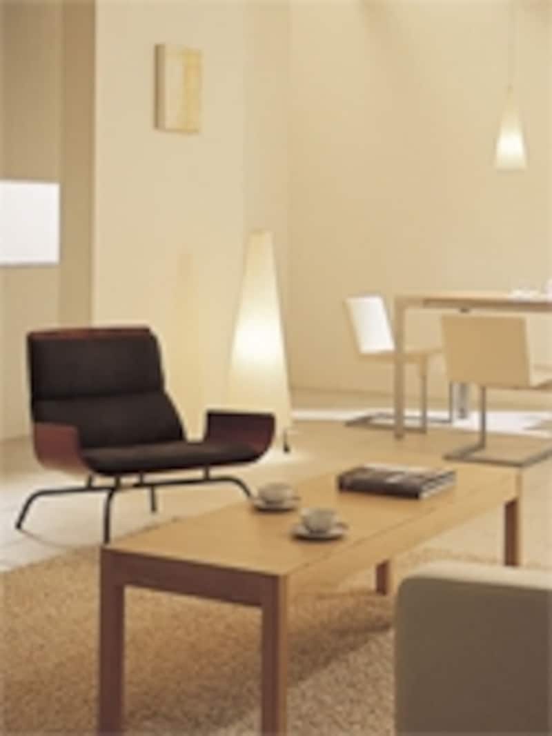 家具に合わせてフロアスタンドなども購入する場合も多い。［フロアスタンド hagumi葦布（はぐみよしぬの）］ パナソニック電工