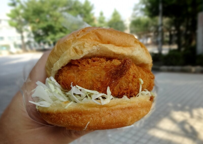 コロッケもパンも大きい！