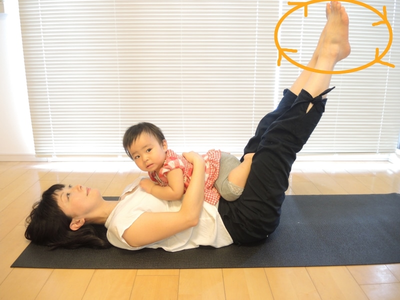 仰向けで脚を伸ばしておきます