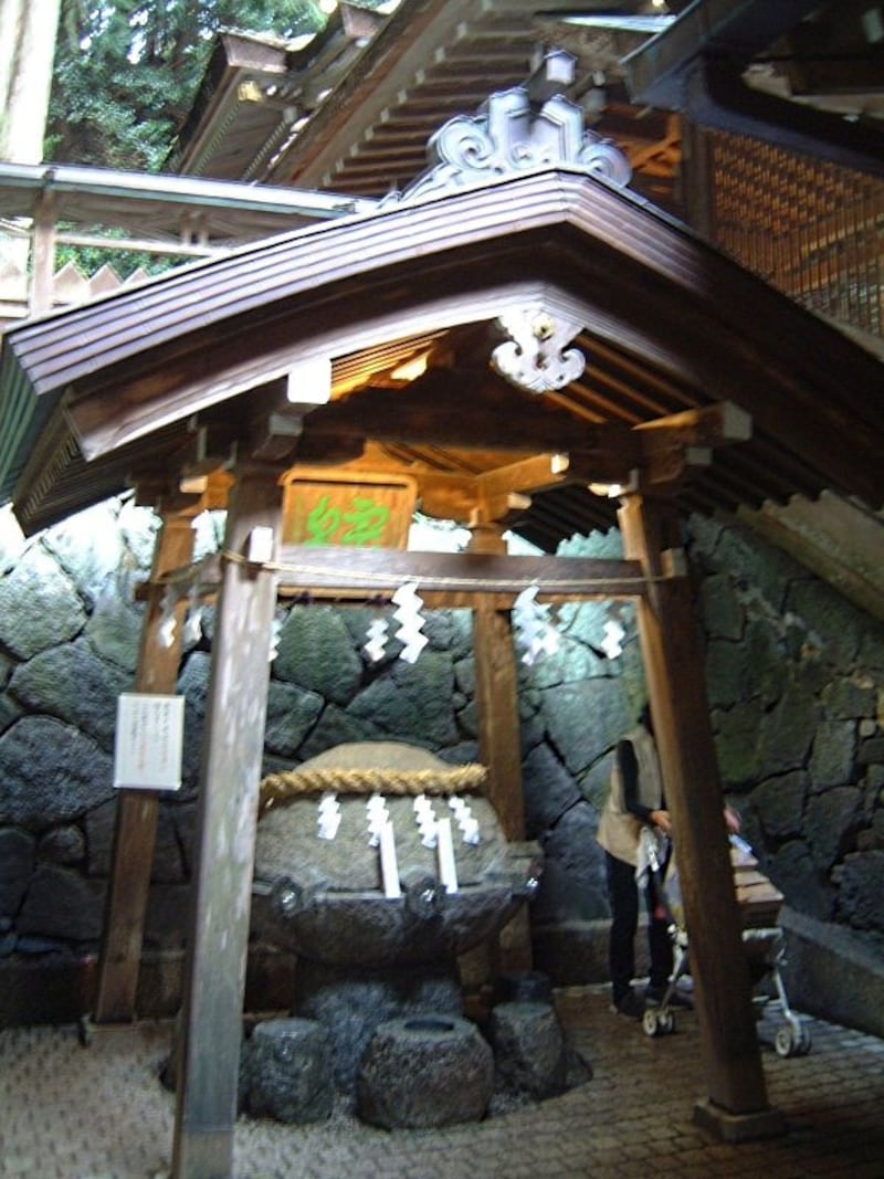 狭井神社(3)/薬井戸