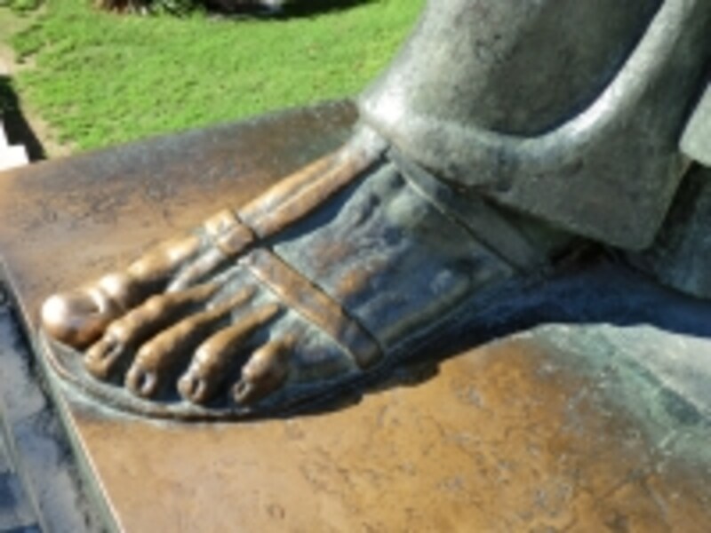 グルグール・ニンスキ像