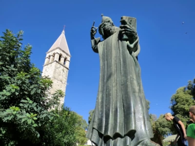 グルグール・ニンスキ像