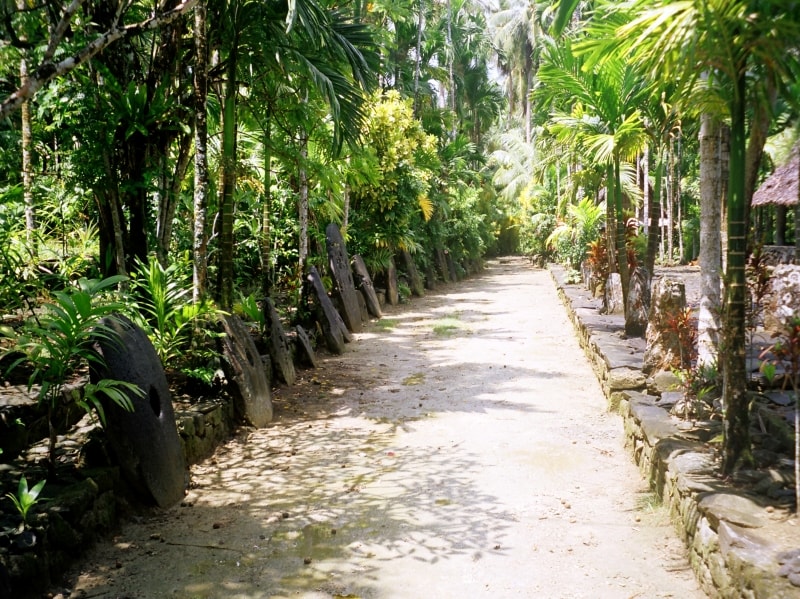 小道の脇にもストーンマネーがずらりと並ぶ！