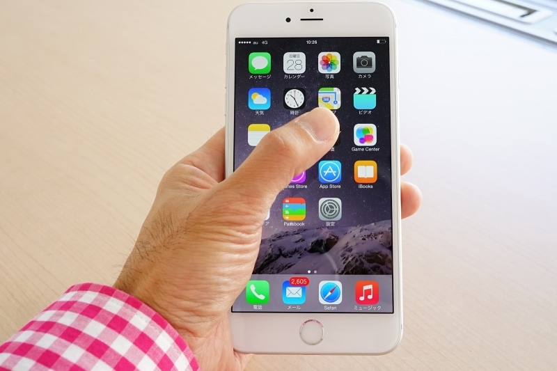 iPhone 6 Plusを持った様子