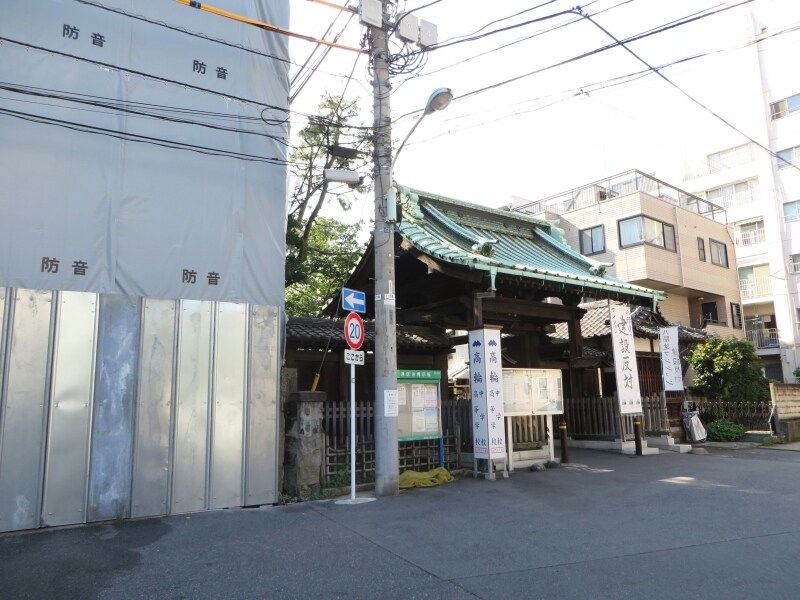 泉岳寺門脇で進むマンション建設