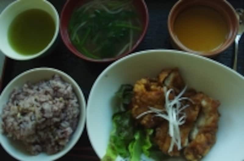 四季食堂のメニューから。ご飯は白米とこちらの「健康米」の二種。日替わりデザートはプリン。Photo:Marino Matsushima