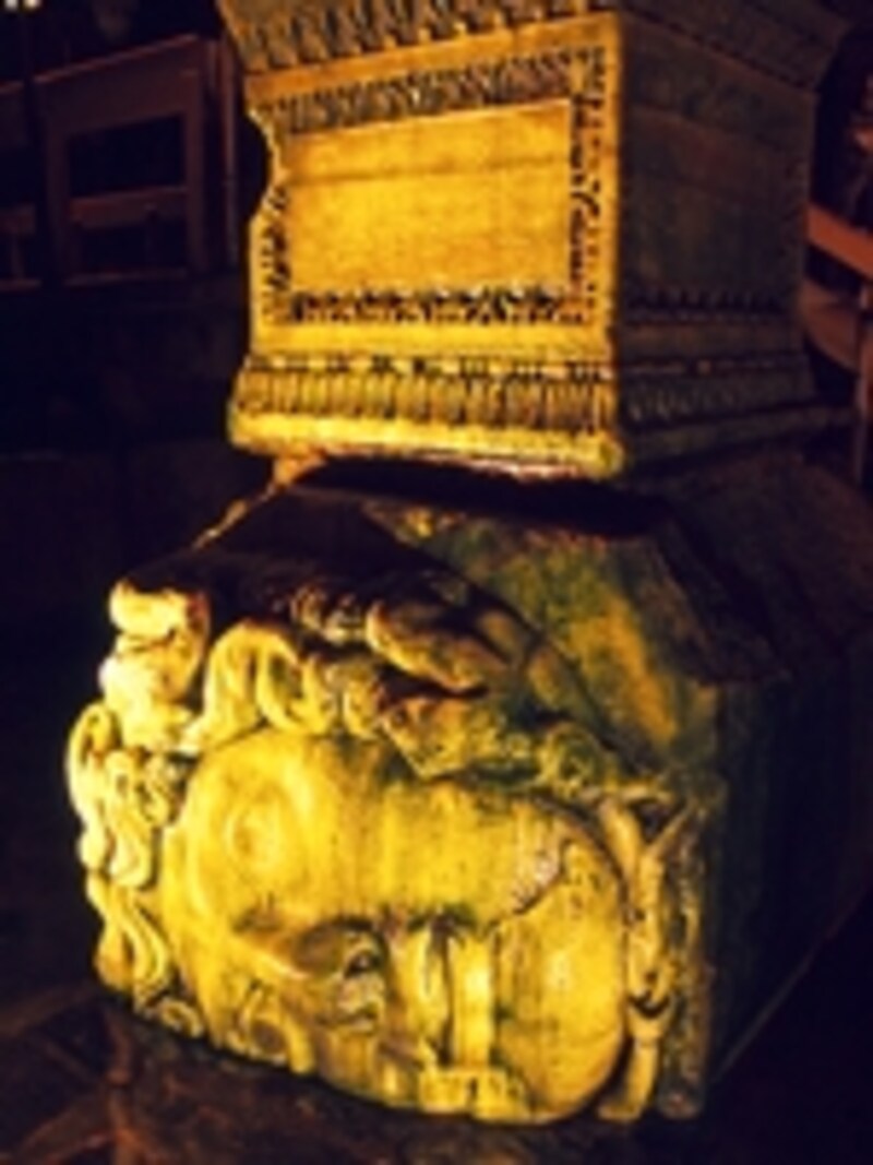地下宮殿にあるメドゥーサの首。ローマ時代の彫刻が土台として使われているようだが、その意図は不明 ©牧哲雄