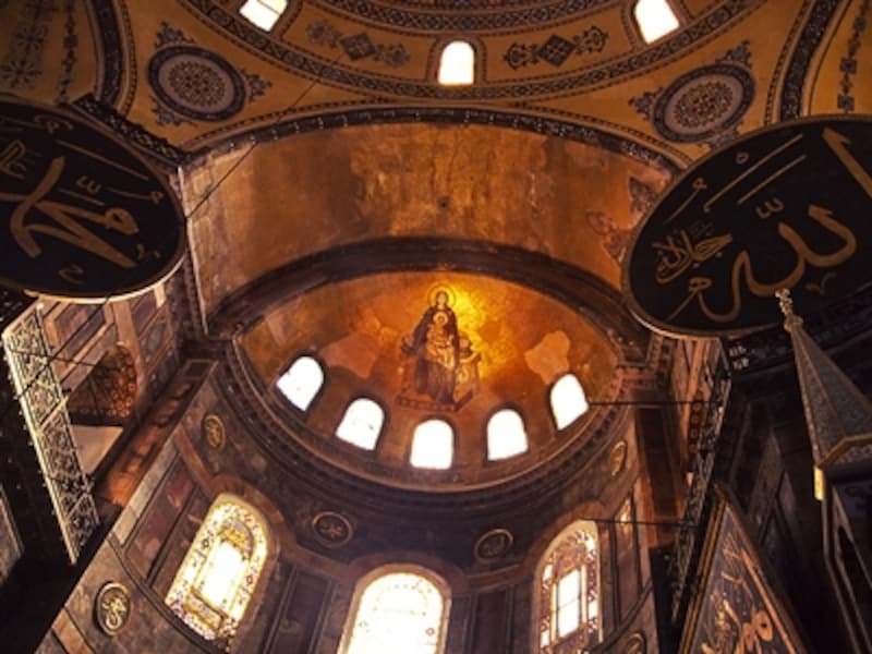 ヤソフィアの内部。巨大なアラビア語はコーランの一節をとったもの。天井のモザイクはモスクとして使われていた時代には漆喰で塗り固められていた ©牧哲雄