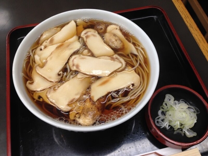 季節メニューの「松たけそば」。松たけを玉子とじにした「松たけ丼」（1500円）というメニューも。