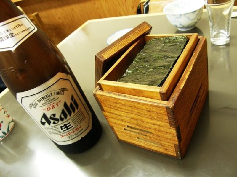 お酒に合うつまみ類も充実。同店は開店から夜まで通し営業。