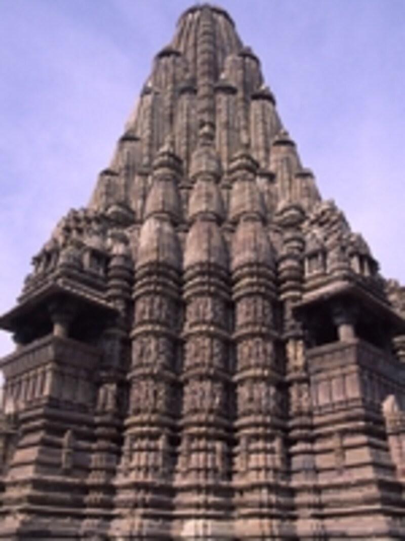 幾何学模様と神々の像が美しいシカラ ©牧哲雄 