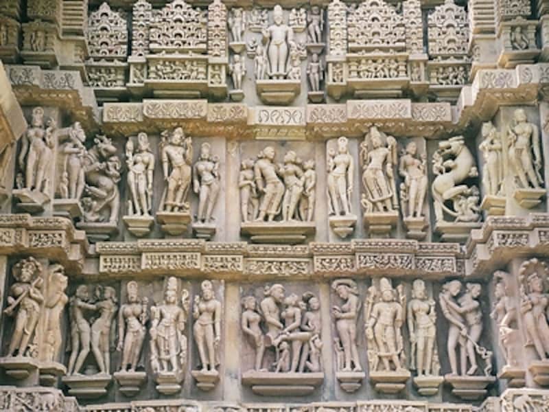 壁面いっぱいに描かれたジャイナ教寺院の神々の像。一つひとつの象が極めて精緻 ©牧哲雄