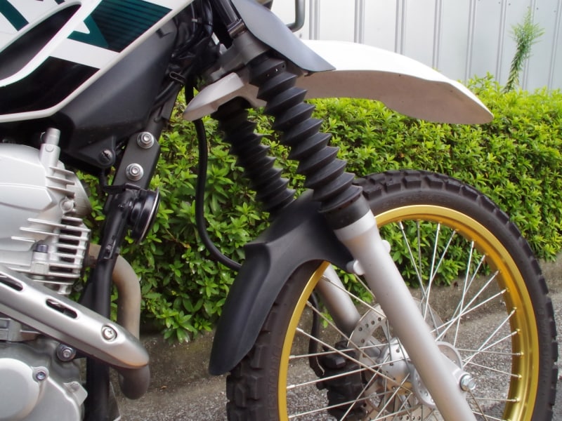 セロー250のフロントフェンダーは前後セパレート