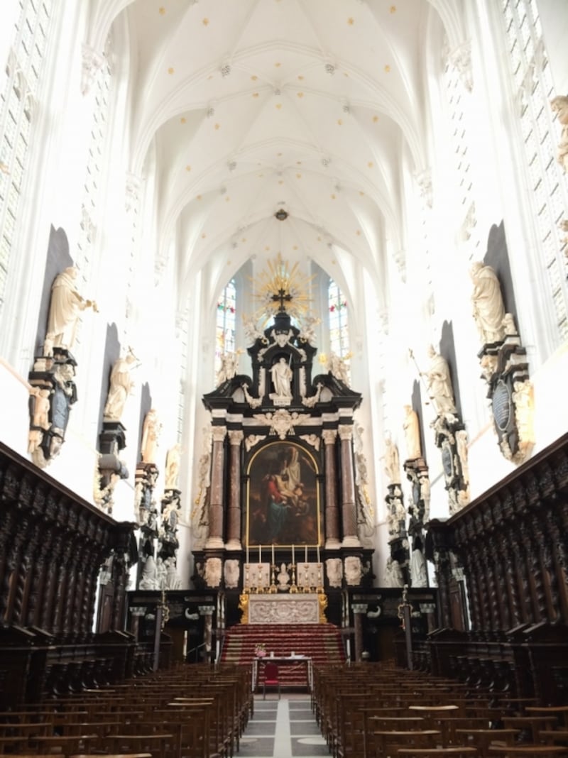 ロザリオのチャペルは左手に