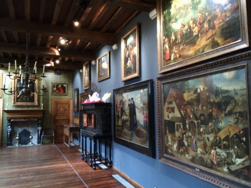 壁の装飾や調度品は当時を感じさせる