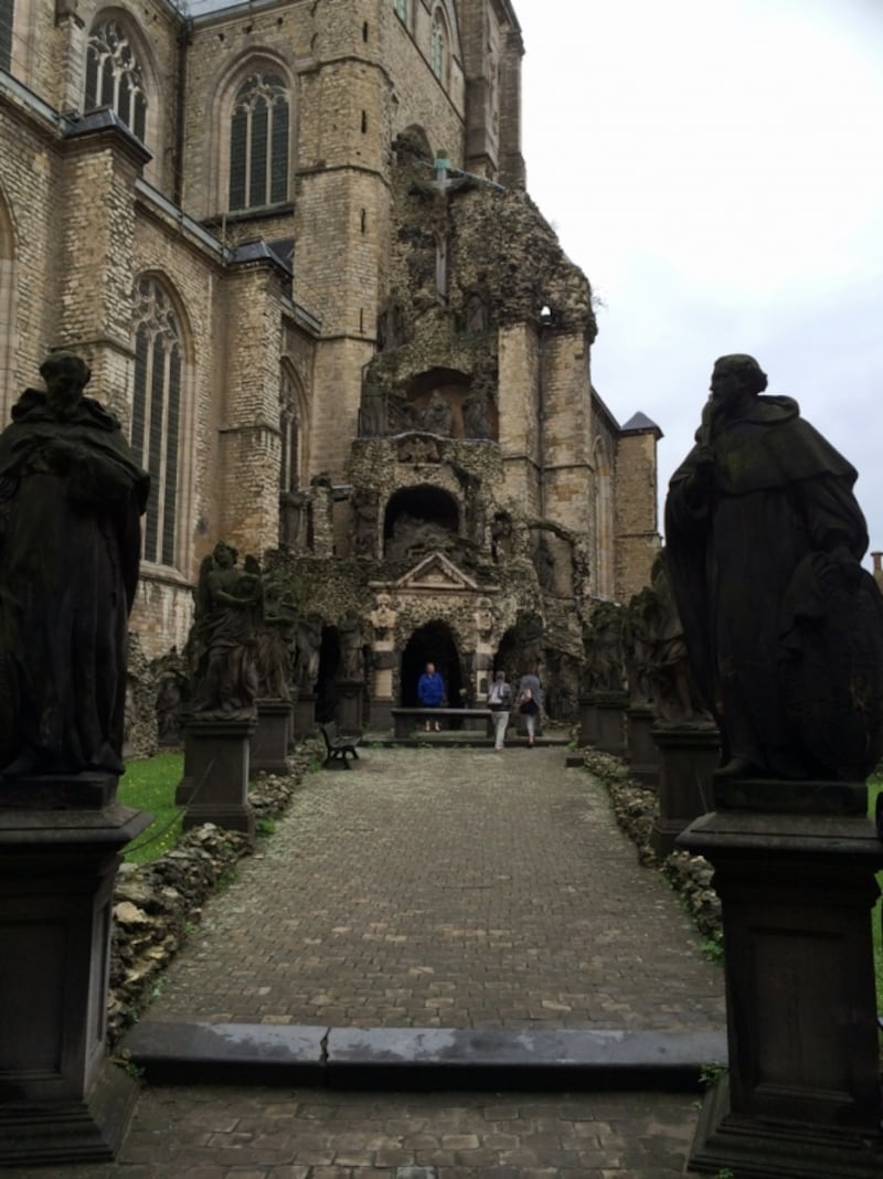 内部とのコントラストが激しい