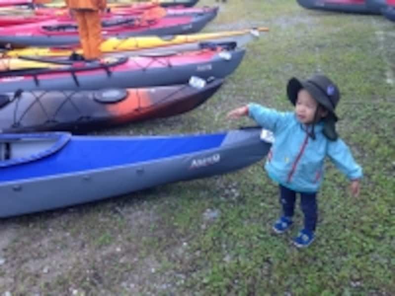 カラフルなカヤックがすらり