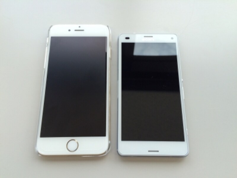 iPhone 6との大きさ比較。小型の端末であることが分かる。