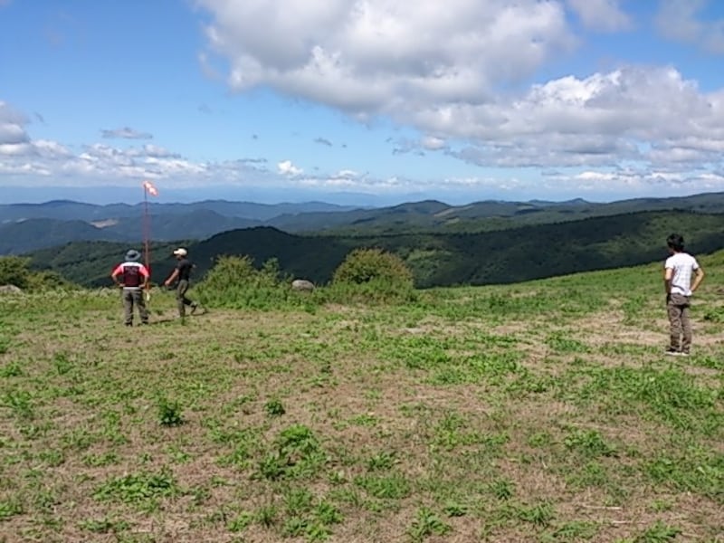 風をチェックするスタッフ