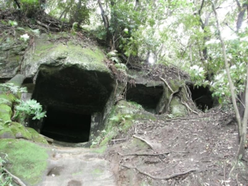 百八やぐらと呼ばれるやぐら群