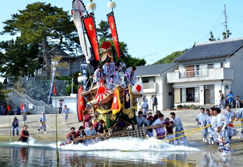 海に突進する沼島のだんじり