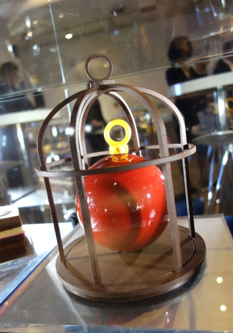 チョコレートのボールがケージの中に