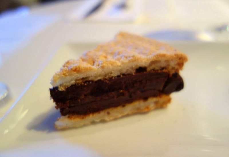 マカロン生地にはさまれたガナッシュ部分