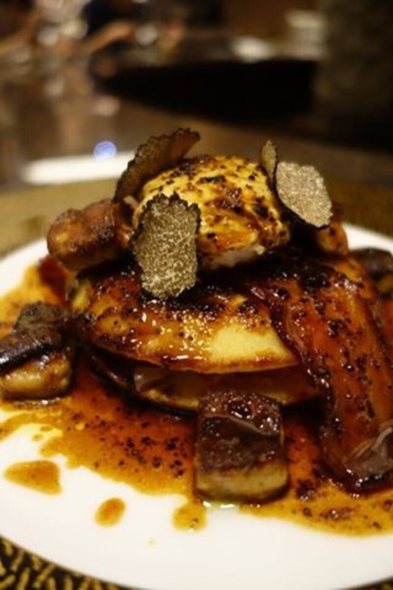 「大人のトリュフ&フォアグラパンケーキ」 平日 3,599 円 土日祝 4,553 円(税込、サービス料別)