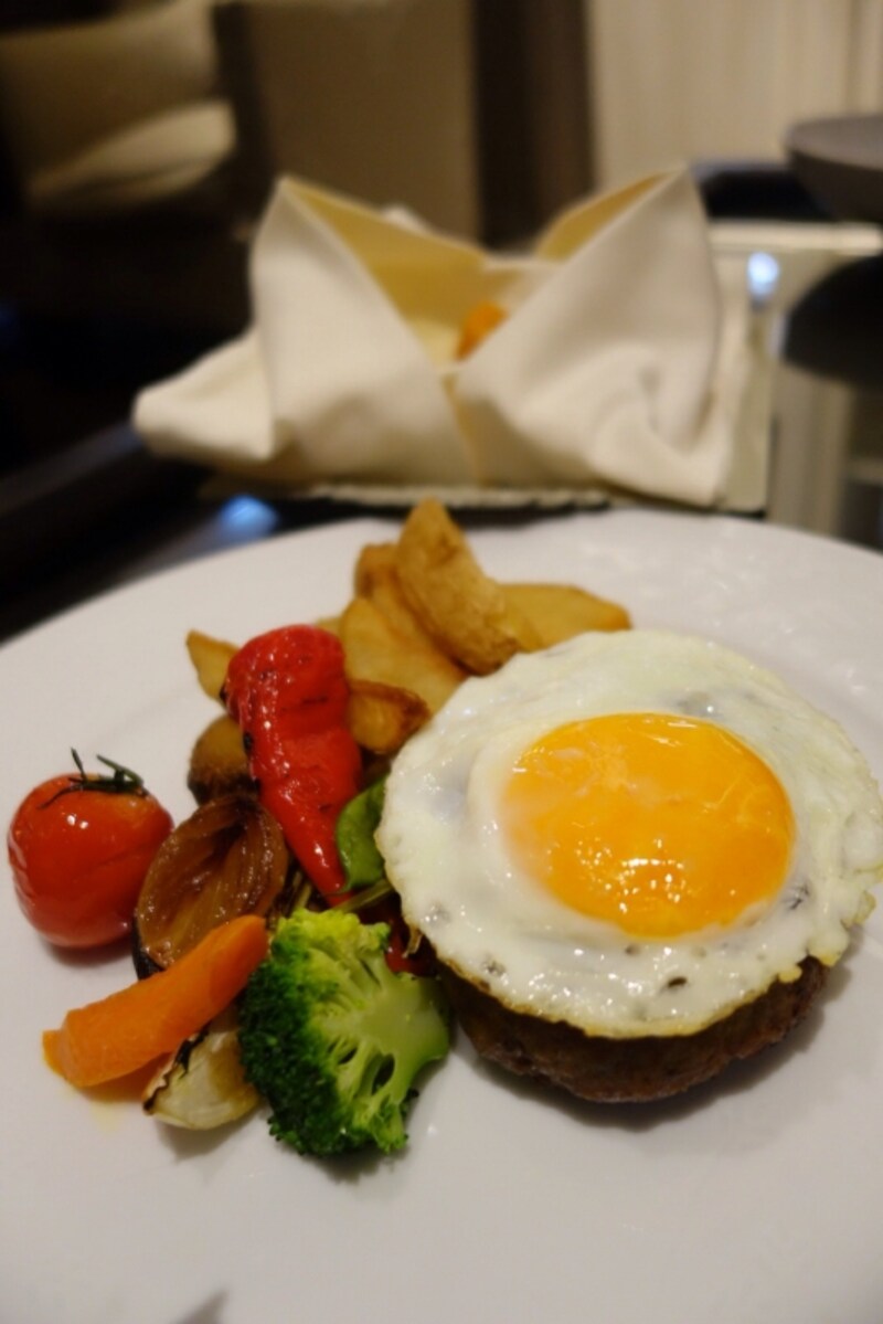 「牛ミンチハンバーグ半熟卵添え」￥2,670