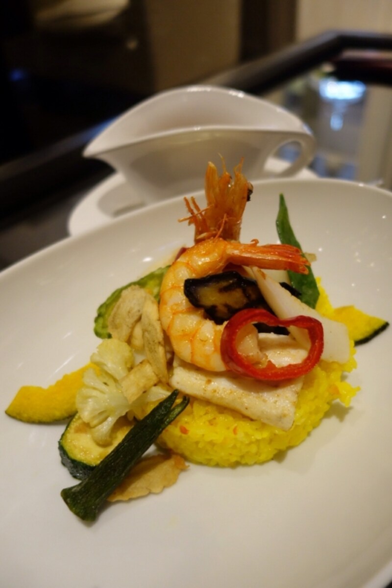 「旬の魚介のソテーundefinedココナッツの香りのカレーソースundefinedサフランライス添え」￥2,190