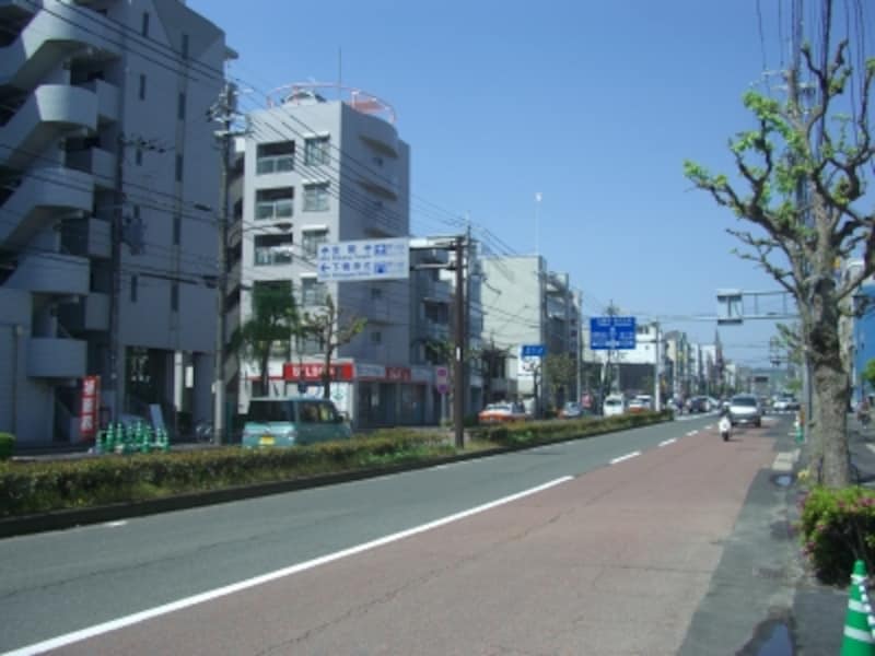 1～2分西へ歩くと下鴨本通。南へ行けば賀茂川を渡り河原町通りとなる。