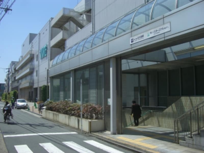 駅で入り口も商業施設も、住宅街になじみ地味めなデザイン
