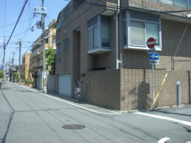 河原町通から一本西に入った場所。地下鉄・京阪の2線が利用できる。