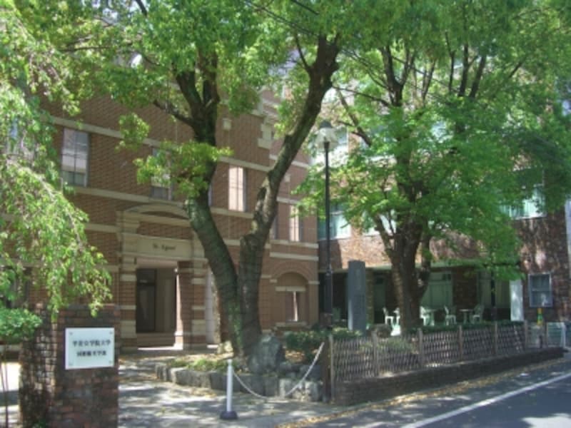 南側にある平安女学院。中学校・高校・大学がある。