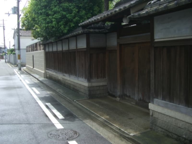 打ち水の後、発見。日々の生活を丁寧に過ごしている品の良さを感じる。