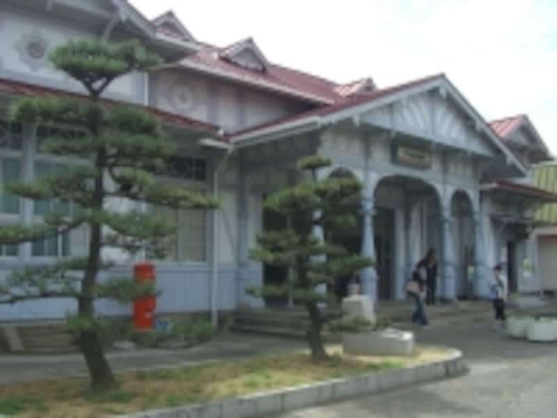 重要文化財である南海「浜寺公園」駅。残念ながら新設されることが決定している。