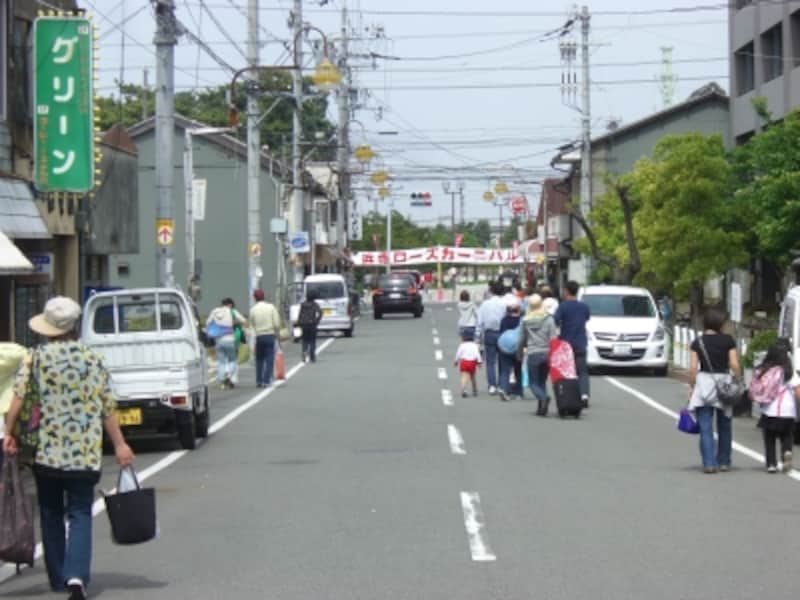 西側へ歩いて2分程にある浜寺公園です。