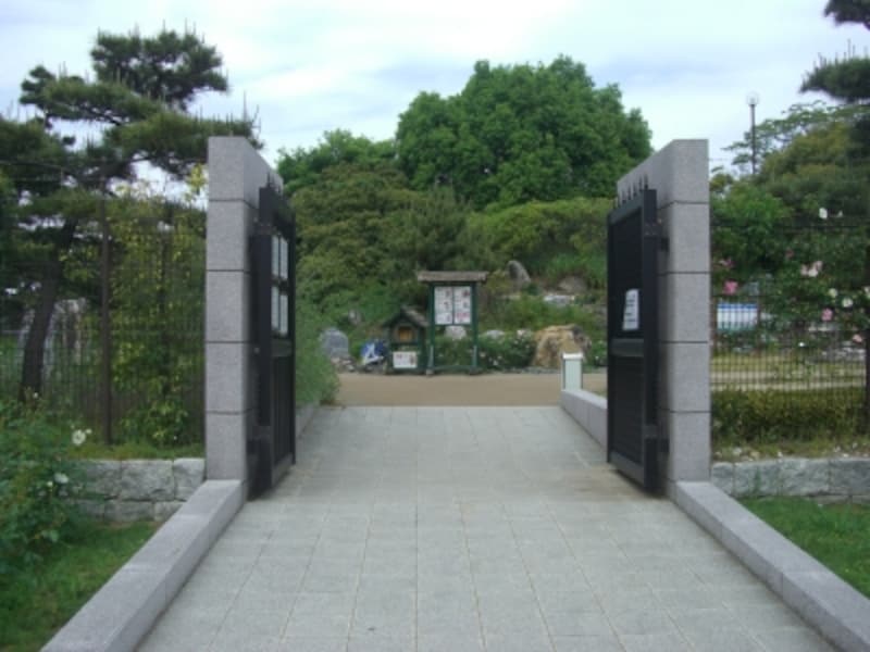 ゆったりとした時間を過ごしたい向きにはバラ庭園がお薦め。