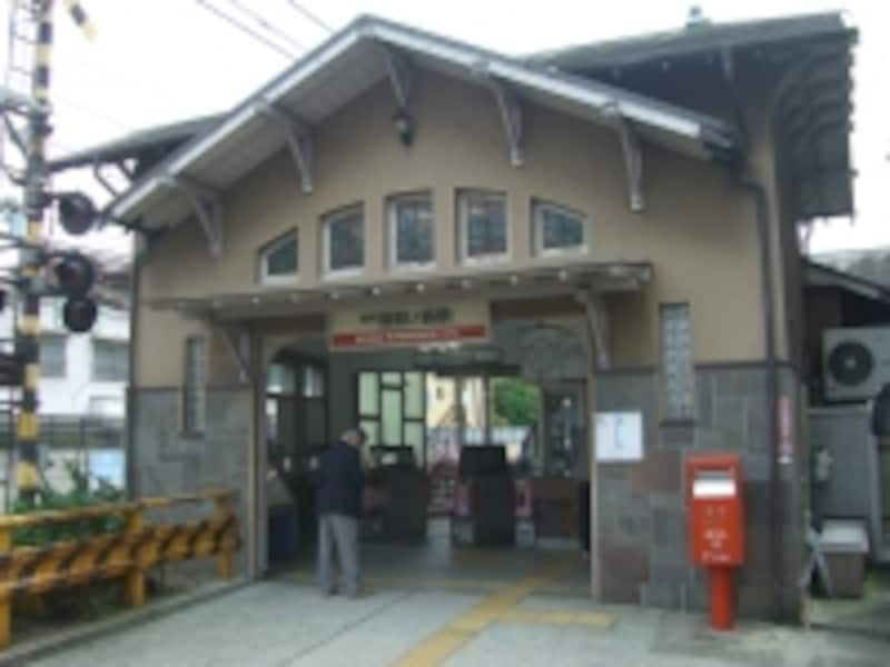 お隣（北側）駅である「諏訪の森」駅。駅前には「イオンタウン諏訪の森」がある。