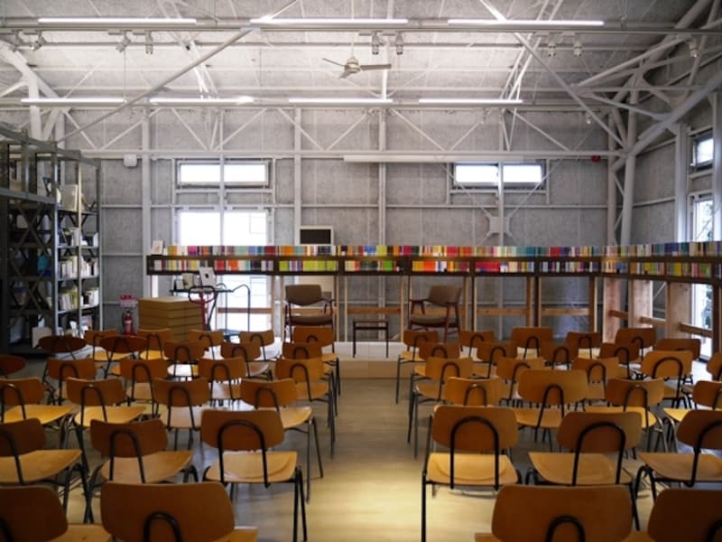 レクチャースペースとその周りを囲むブックスペース