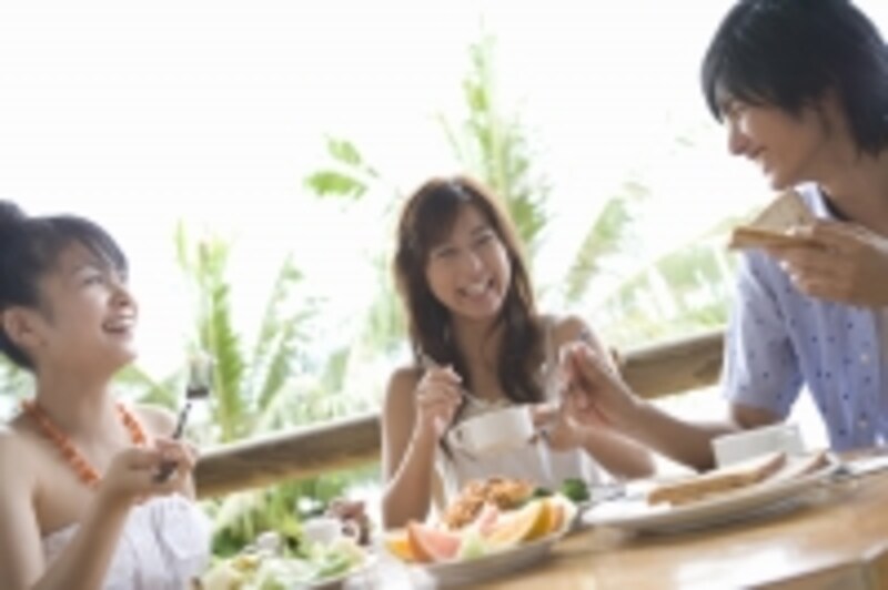 食事する男女