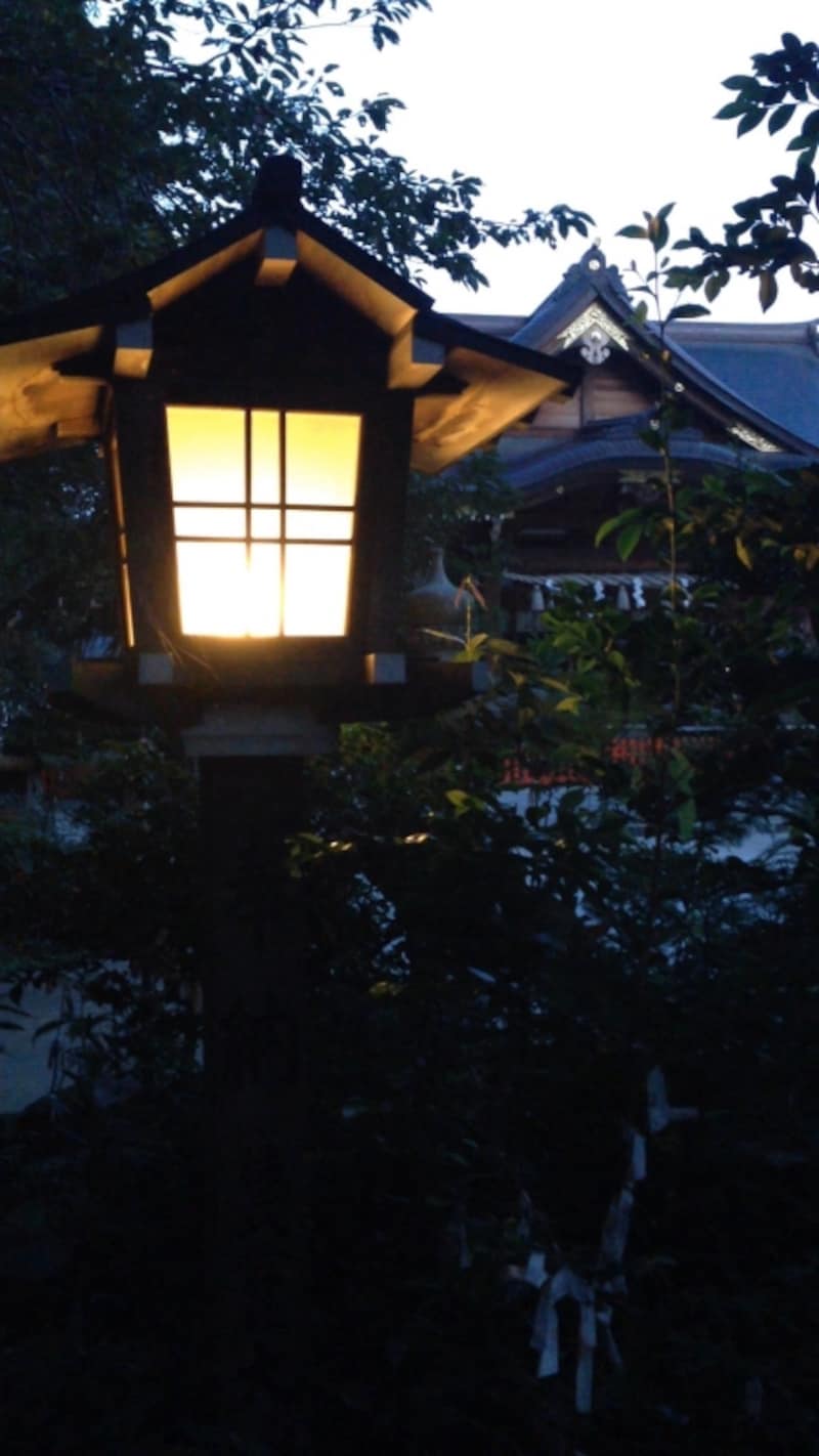 灯籠に灯が残っているけど、空は明るい